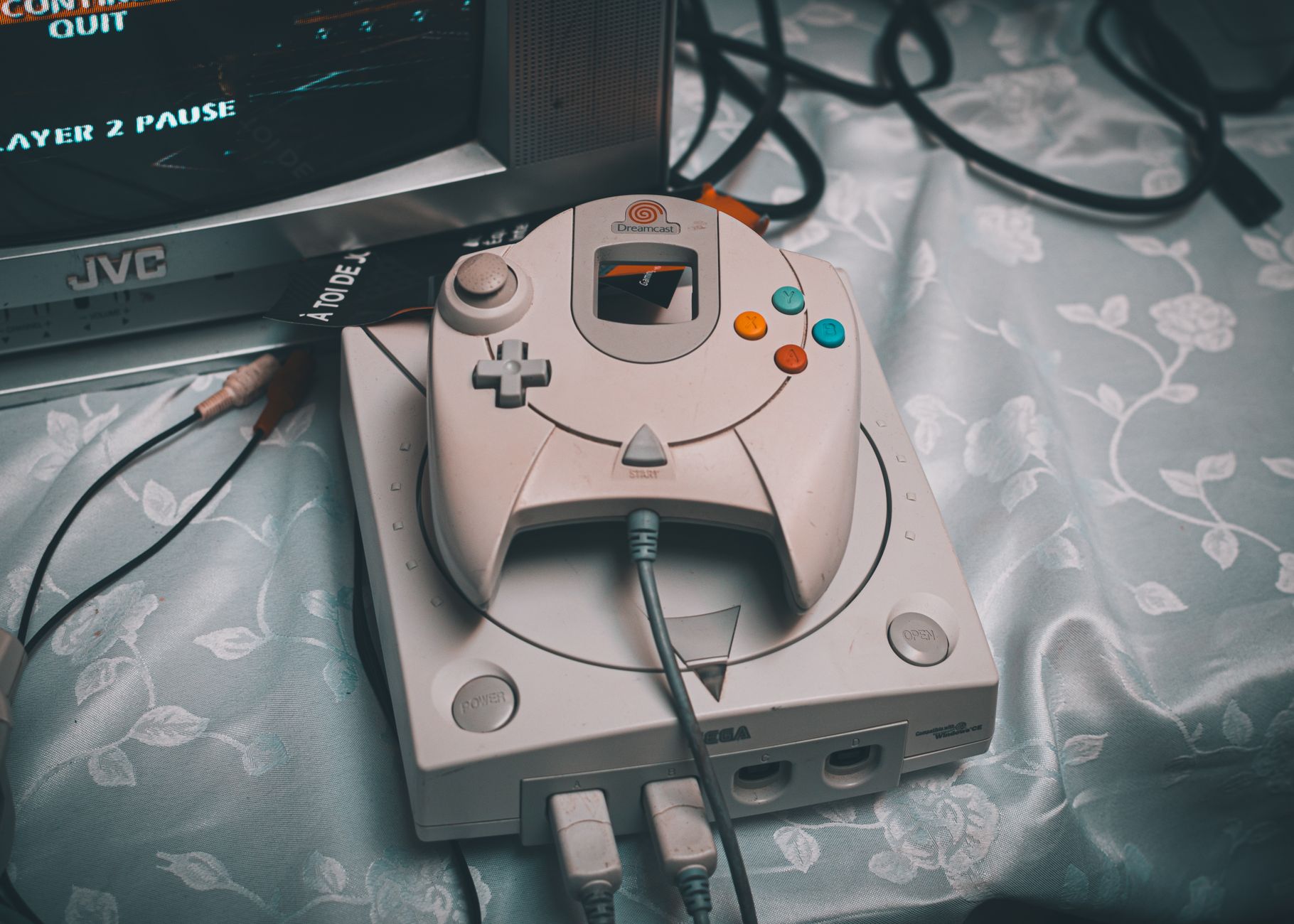 Controlador de videojuegos moderno sobre mesa de analista